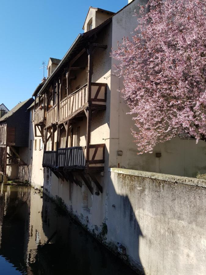 La maison Virginie logements de 1 à 5 pers centre, climatisation, parking, linge, wifi, proximité lac canal piscine Montargis Exterior foto